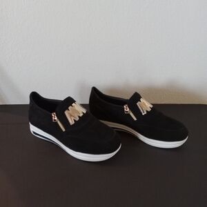 MM - Black Walking Shoes